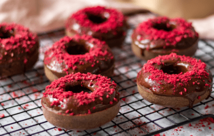 Fitness Συνταγή: Σοκολατένια Donuts με Σμέουρα στον Φούρνο