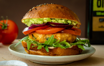 Fitness Συνταγή: Ζουμερό burger κοτόπουλου με dressing αβοκάντο και γιαουρτιού