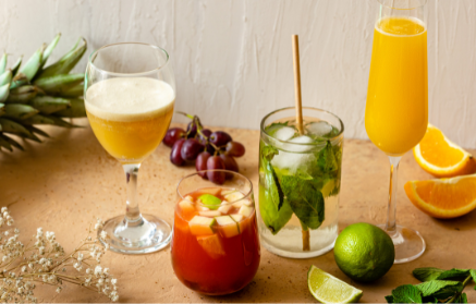 4 Συνταγές για δροσιστικά ποτά χωρίς αλκοόλ: Mimosa, Mojito, Piña Colada και Sangria