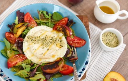Συνταγή Fitness: Ελαφριά Σαλάτα με Ομελέτα από Ασπράδι Αυγού και Κατσικίσιο Τυρί