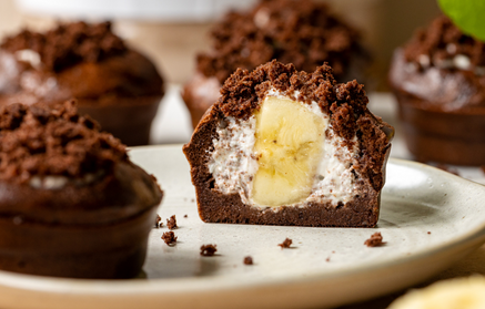 Fitness Συνταγή: Σοκολατένια cupcakes με κρέμα Stracciatella και μπανάνα
