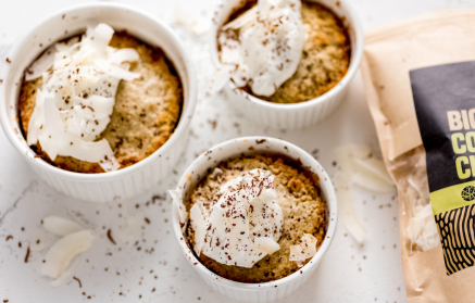 Fitness συνταγή: Cake cups καρύδας με κρέμα γιαουρτιού